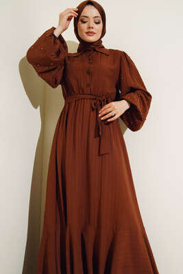 Kolları Boncuk Detaylı Kuşaklı Elbise Kahve - Thumbnail