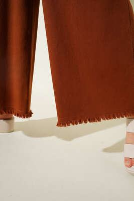 Beli İp Bağlamalı Paçası Yırtık Detaylı Pantolon Taba - Thumbnail