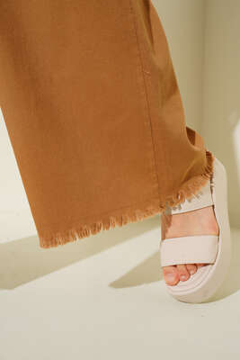 Beli İp Bağlamalı Paçası Yırtık Detaylı Pantolon Camel - Thumbnail