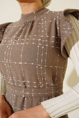 Omuzları Fırfırlı Jile Elbise Vizon - Thumbnail