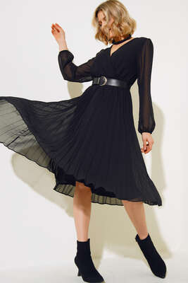 Pazarium - Kemerli Pileli Şifon Elbise Siyah