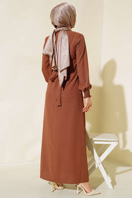 Kolu Taş Süslemeli Kuşaklı Elbise Taba - Thumbnail