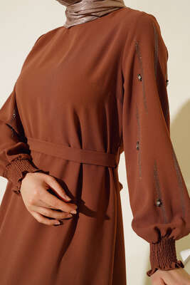 Kolu Taş Süslemeli Kuşaklı Elbise Taba - Thumbnail