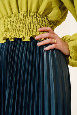 Pliseli Deri Görünümlü Etek Zümrüt Yeşili - Thumbnail