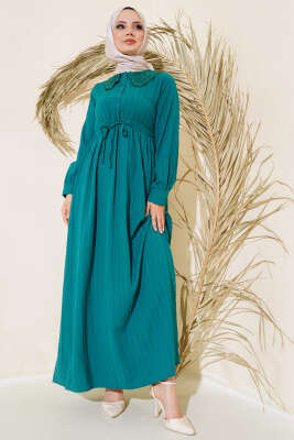 Pazarium - Yaka Dantelli Yarım Düğmeli Elbise Zümrüt