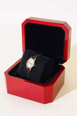 Oval Çerçeveli Taşlı Kadın Kol Saati Altın - Thumbnail