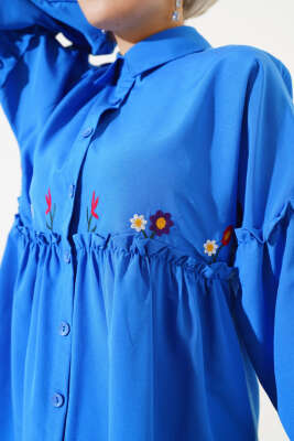 Pileli Çiçek Nakışlı Gömlek Saks - Thumbnail