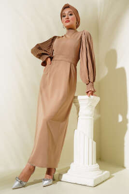 Kol Piliseli Kuşaklı Elbise Sütlü Kahve - Thumbnail