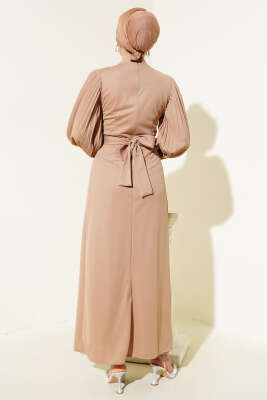 Kol Piliseli Kuşaklı Elbise Sütlü Kahve - Thumbnail