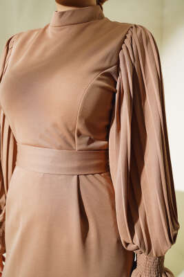 Kol Piliseli Kuşaklı Elbise Sütlü Kahve - Thumbnail