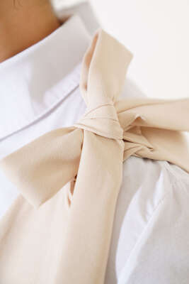 V Yaka Omuz Bağcıklı Jile Elbise Bej - Thumbnail