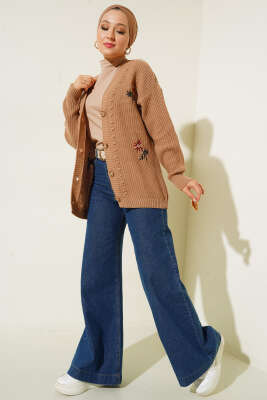 Nakış İşlemeli Düğmeli Triko Hırka Büsküvi - Thumbnail