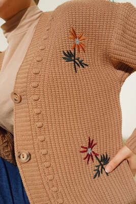 Nakış İşlemeli Düğmeli Triko Hırka Büsküvi - Thumbnail