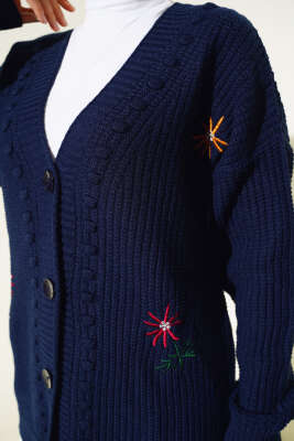 Nakış İşlemeli Düğmeli Triko Hırka Lacivert - Thumbnail