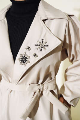 Yaka Taşlı Kuşaklı Trençkot Bej - Thumbnail