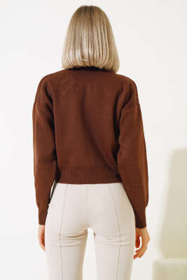 Yakası İncili Taşlı Triko Crop Kazak Kahve - Thumbnail