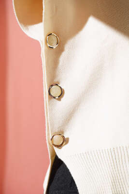 Yanları Düğmeli Yaka Fırfırlı Triko Süveter Bej - Thumbnail