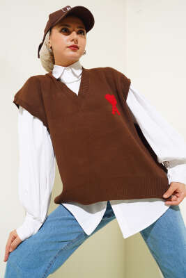 Kalp Nakışlı Triko Süveter Kahve - Thumbnail