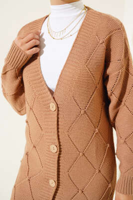 Kabartmalı Düğmeli Uzun Triko Hırka Büsküvi - Thumbnail