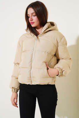 Etek Ucu Lastikli Kapüşonlu Kısa Şişme Mont Bej - Thumbnail