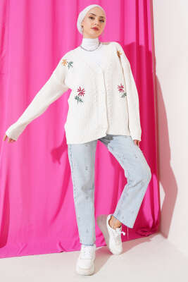 Nakış İşlemeli Düğmeli Triko Hırka Ekru - Thumbnail