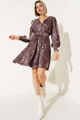 Pazarium - Desenli Kruvaze Yaka Kemerli Saten Elbise Magenta