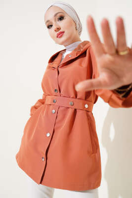 Pazarium - Kapşonlu Çıt Çıt Kısa Trenç Kiremit