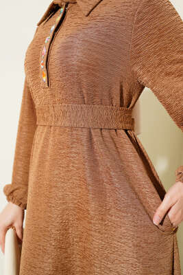 Taşlı Çıtçıt Düğmeli Kuşaklı Elbise Taba - Thumbnail