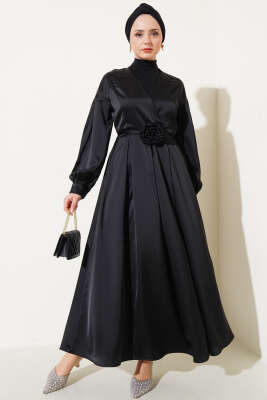 Pazarium - Gül Aksesuarlı Saten Elbise Siyah
