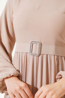 Piliseli Fırfırlı Kuşaklı Şifon Elbise Bej - Thumbnail