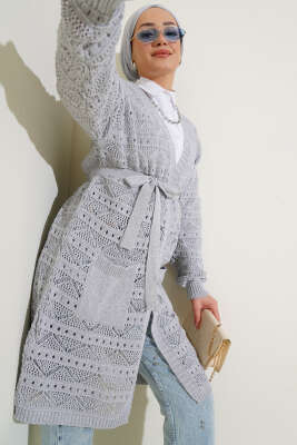 Pazarium - Zikzak Desenli Delikli Kuşaklı Triko Hırka Gri