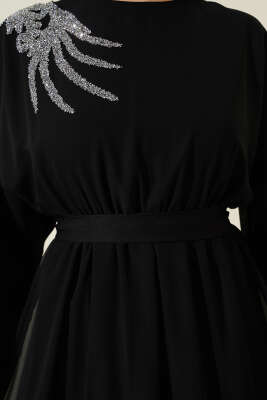 Yakası Taşlı Kuşaklı Şifon Elbise Siyah - Thumbnail