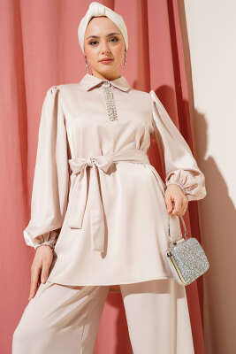 Yakası Taşlı Kuşaklı Saten İkili Takım Bej - Thumbnail