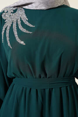 Yakası Taşlı Kuşaklı Şifon Elbise Zümrüt Yeşili - Thumbnail