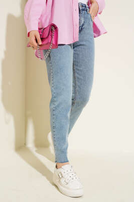 Pazarium - Kesik Paça Yıpratmalı Mom Jeans Pantolon Kar Yıkama