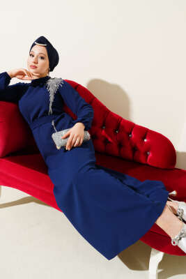 Pazarium - Yaka Taşlı Kuşaklı Elbise Lacivert