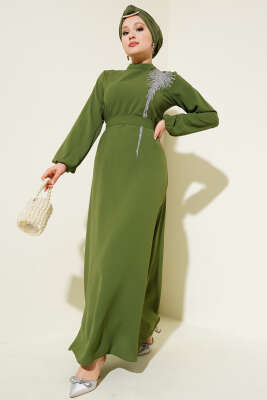 Pazarium - Yaka Taşlı Kuşaklı Elbise Haki