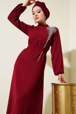 Pazarium - Yaka Taşlı Kuşaklı Elbise Bordo