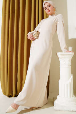 Pazarium - Yaka ve Omuz Taşlı Büyük Beden Krep Elbise Bej