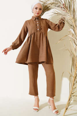 Pazarium - Önü Düğmeli Fırfırlı İkili Takım Kahve