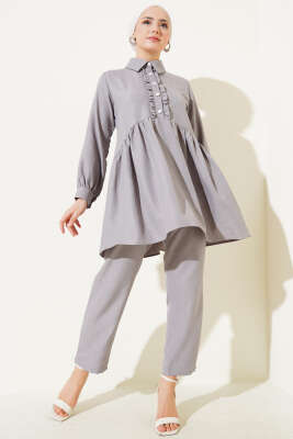 Pazarium - Önü Düğmeli Fırfırlı İkili Takım Gri