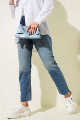 Pazarium - Yıpratma Detaylı Kesik Paça Kot Pantolon Mavi