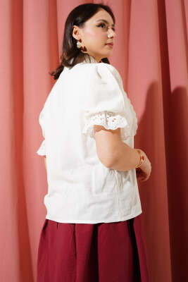 Yaka ve Kol Dantelli Kısa Gömlek Ekru - Thumbnail