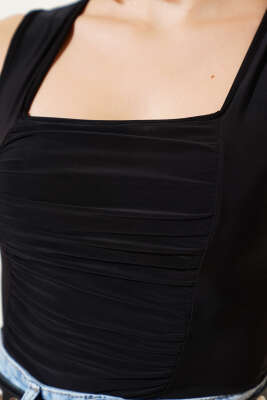 Önü Büzgülü Kare Yaka Sandy Bluz Siyah - Thumbnail