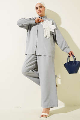 Pazarium - Çiçek Aksesuarlı Tunik İkili Takım Gri
