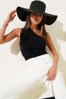 Pazarium - Gül Aksesuarlı Tek Omuz Sandy Bluz Siyah