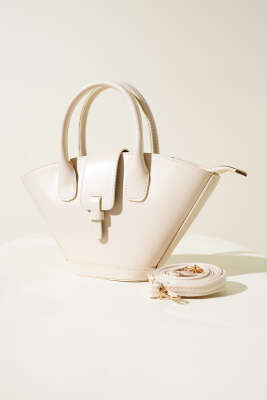 Pazarium - Mıknatıslı Üçgen El Çantası Krem