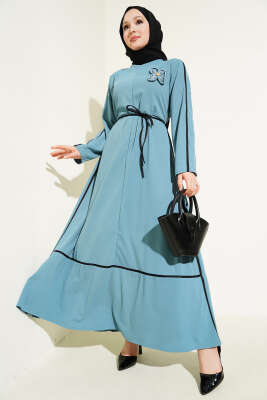 Pazarium - Biye Detaylı Çiçek Aksesuarlı Elbise Mavi