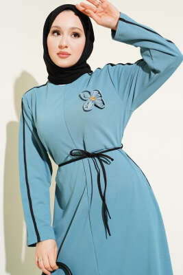 Biye Detaylı Çiçek Aksesuarlı Elbise Mavi - Thumbnail