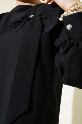 Yaka Fiyonk Aksesuarlı Bluz Siyah - Thumbnail